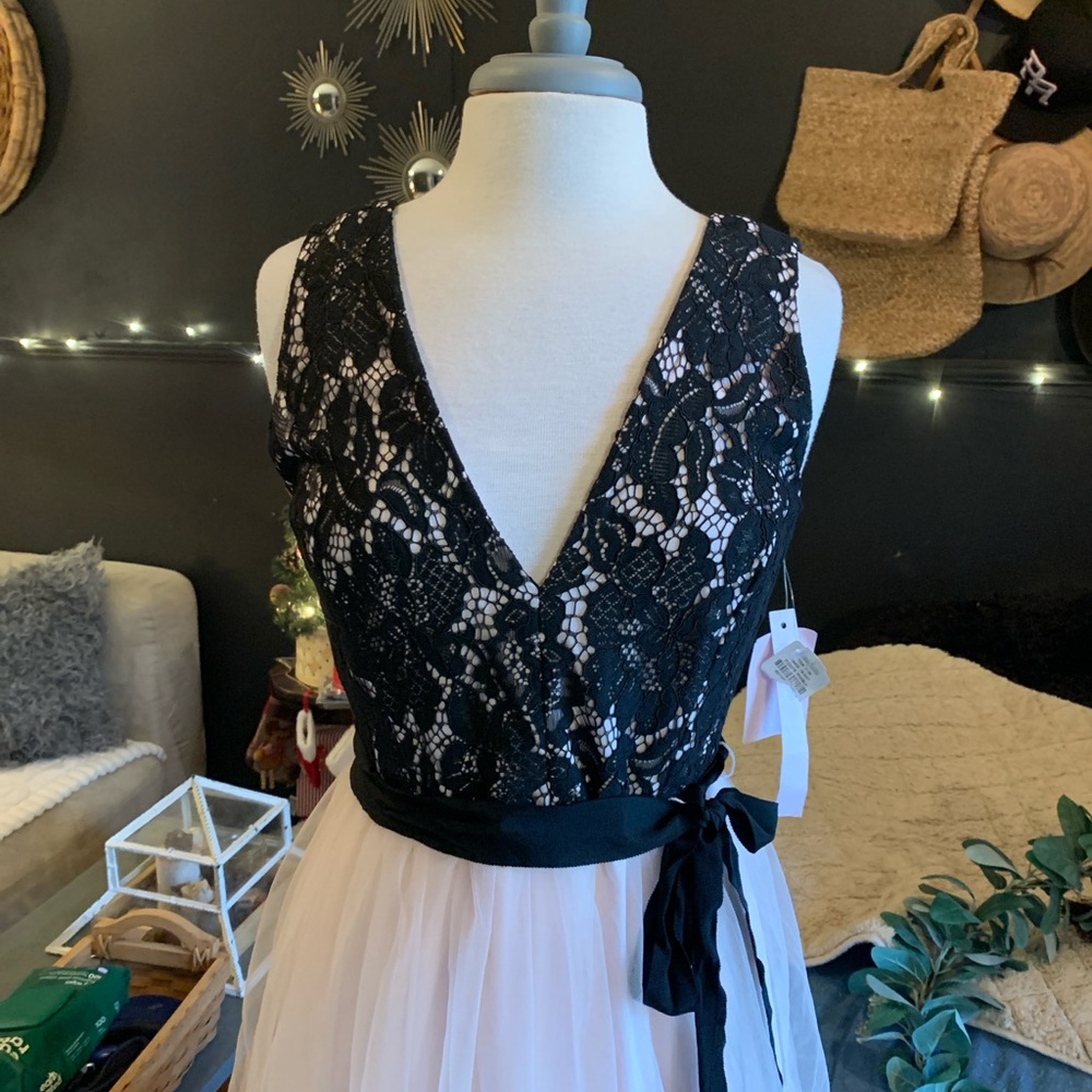 NWT Avec Les Filles Elegant Black and Blush Tiered Lace Evening Gown size 8 - Picture 4 of 12